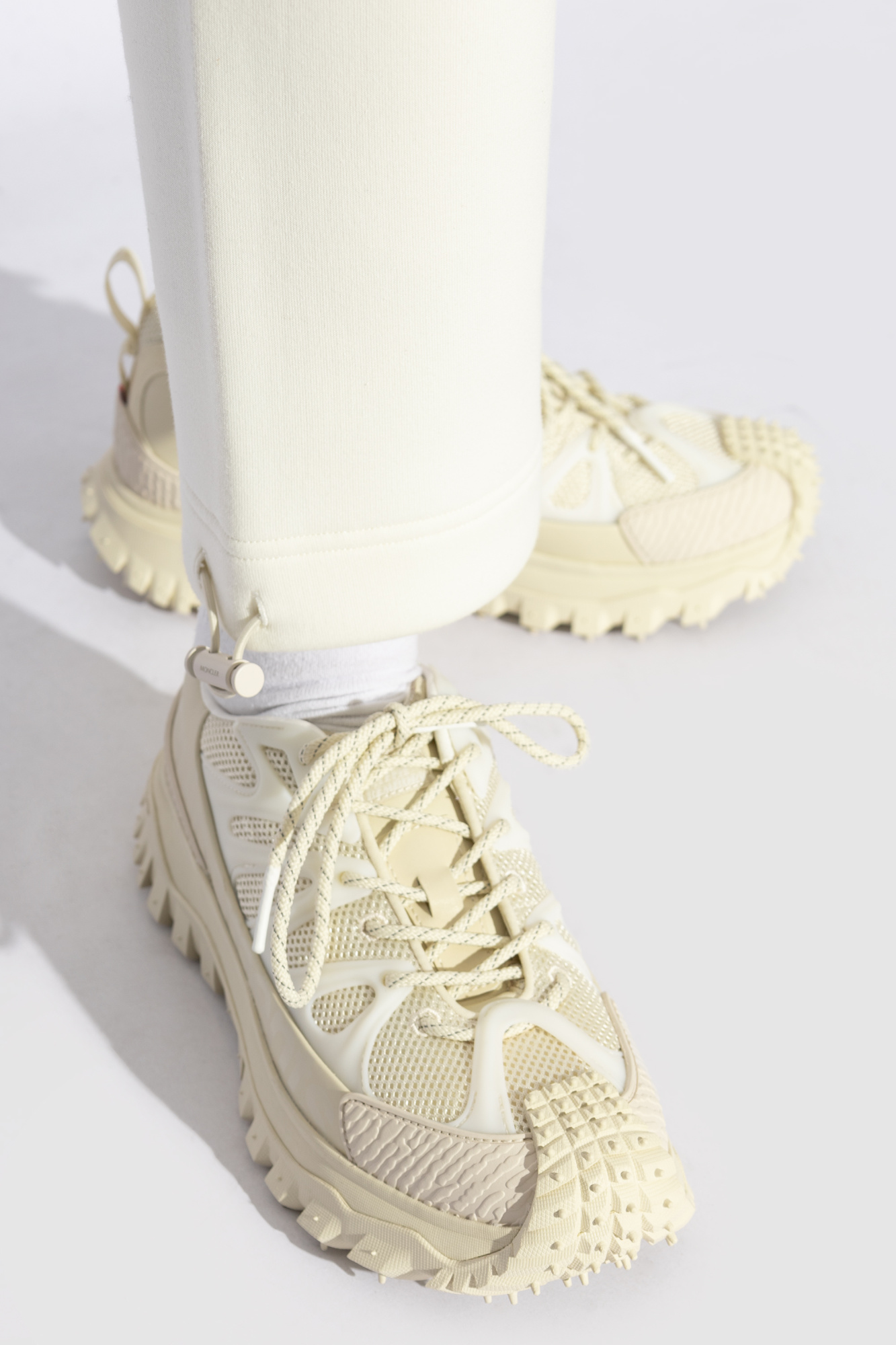 スニーカー MONCLER Ivory Trailgrip Amoeba sneakers (4M00200M6068 001) MONCLER:4M00200M6068-001:TRAILGRIP AMOEBA L（スニーカー